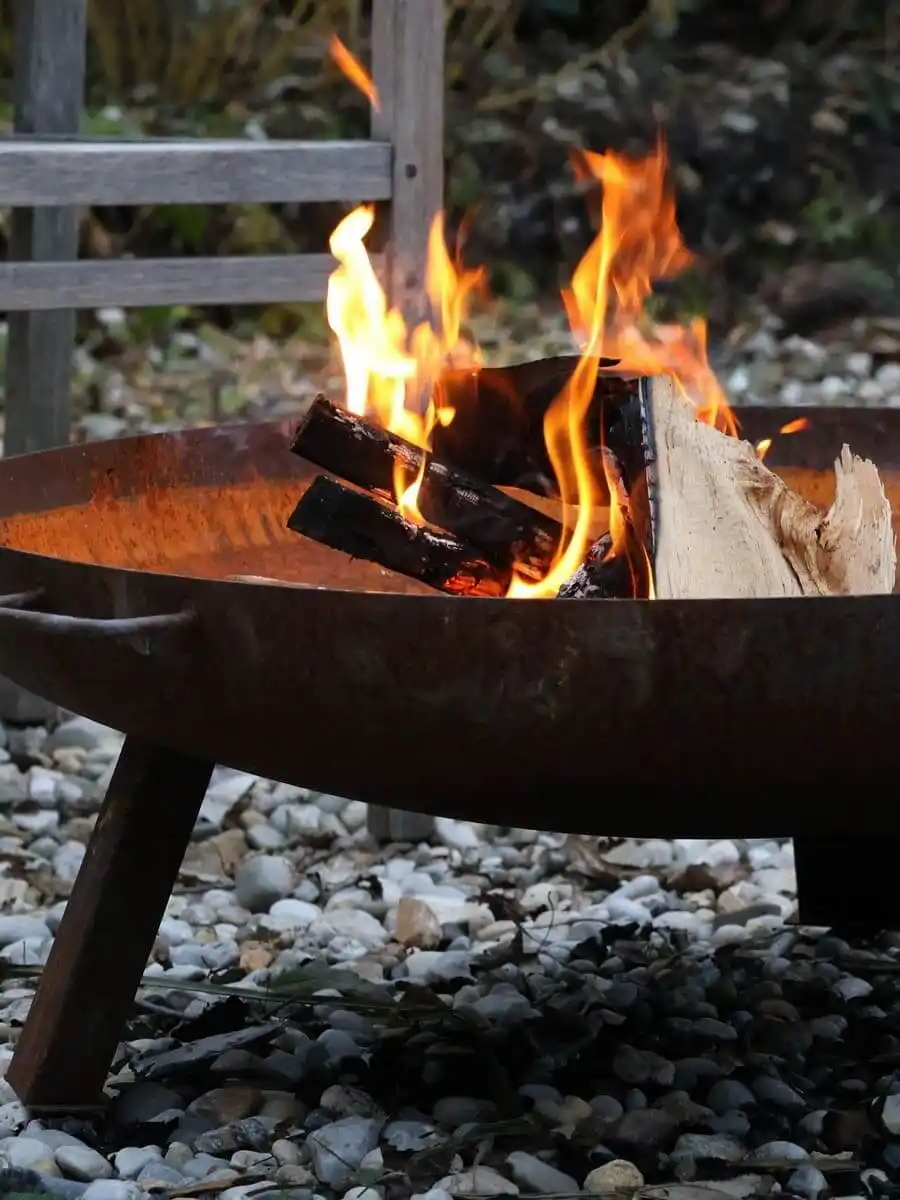 Brennende Feuerschale der außergewöhnlichen Unterkunft auf Kieselsteinen