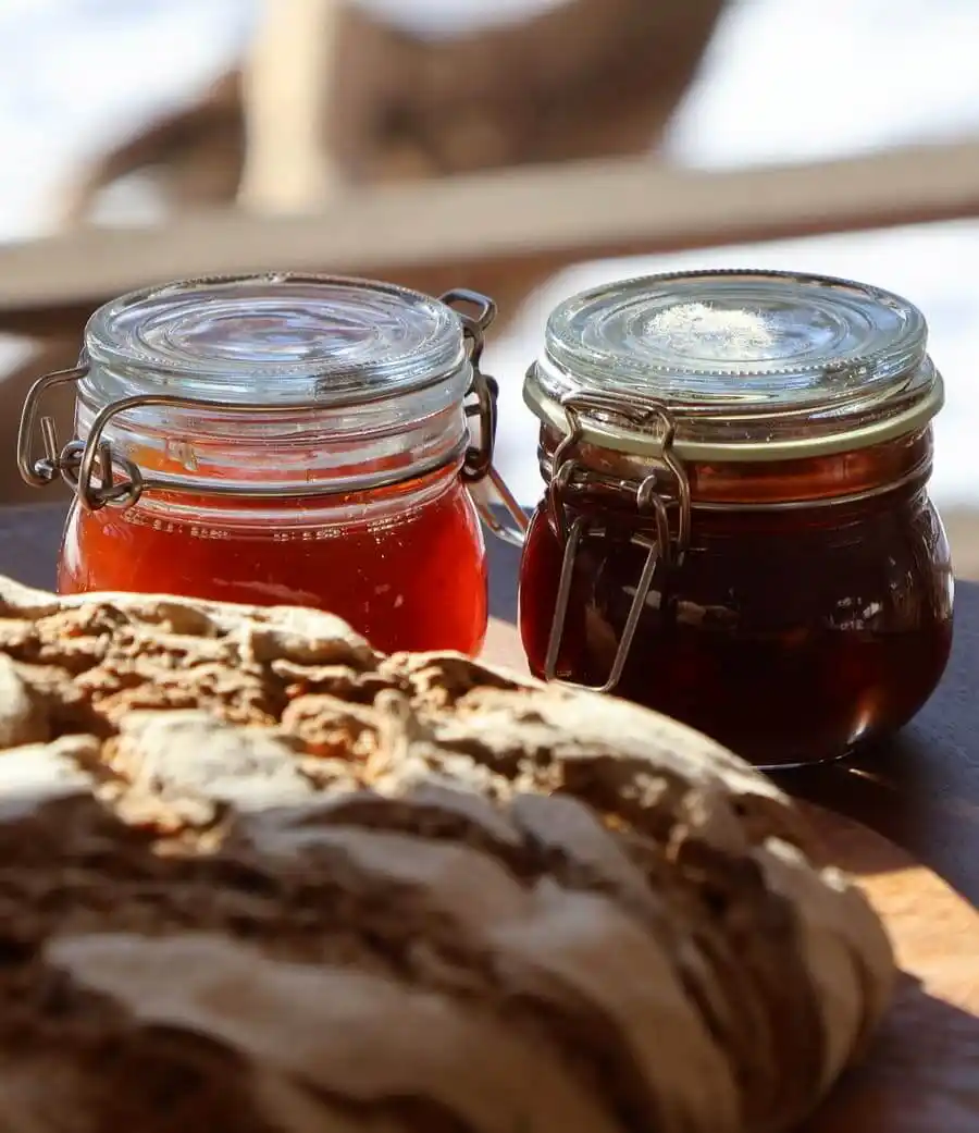 Roggenbrot mit Marmelade zum Bio-Frühstück in der Naturunterkunft